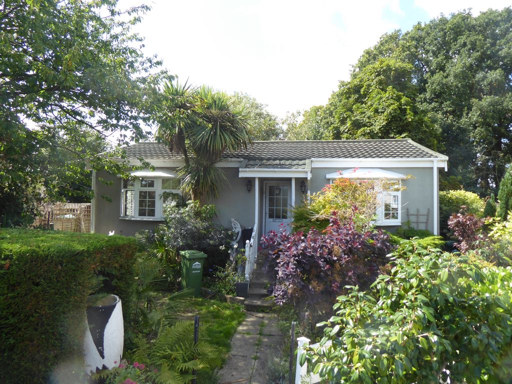 2 bed mobile/park home for sale in Grange Farm Estate, Upper Halliford