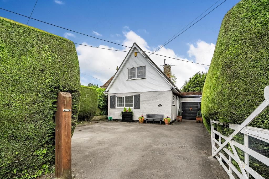 4 bed detached house for sale in Chinnor, South Oxfordshire OX39, £