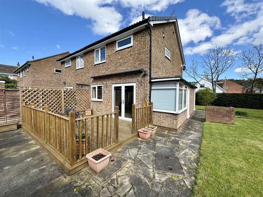 3 bed semidetached house for sale in Appleby Lane, Garforth, Leeds