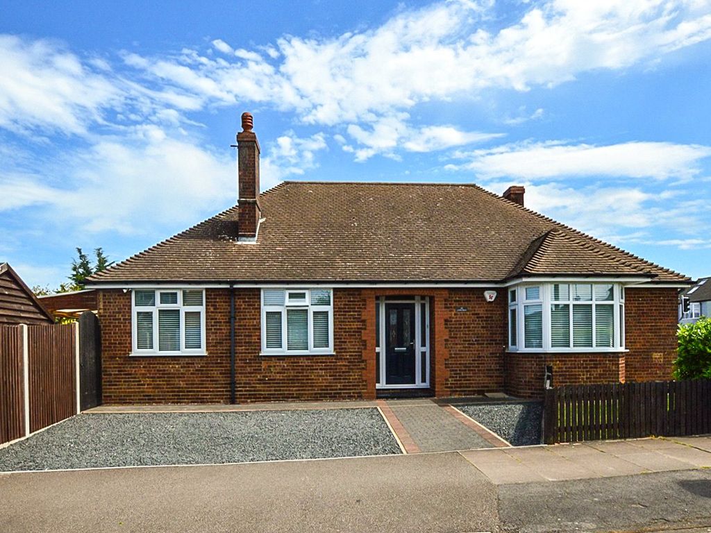 3 bed bungalow for sale in Luton Road, Dunstable, Bedfordshire LU5 Zoopla