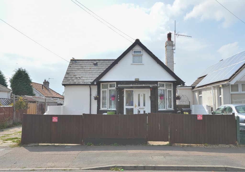 3 bed property for sale in Golf Green Road, Jaywick, ClactonOnSea