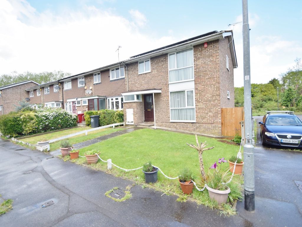 4 bed end terrace house for sale in Griffin Close, Slough, Berkshire