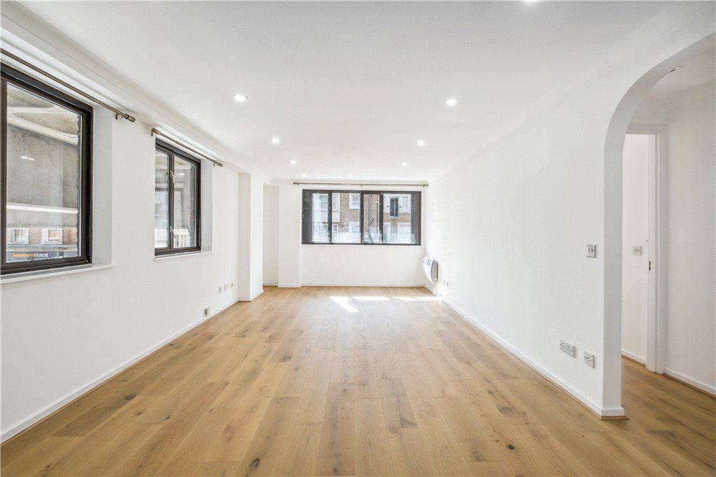 2 bed flat to rent in Earls Court Road, Earls Court, London SW5, £2,925