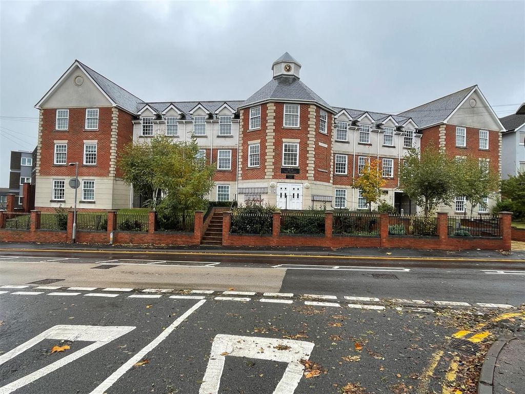 2 bed flat for sale in Crown Hill, Rayleigh SS6, £290,000 Zoopla