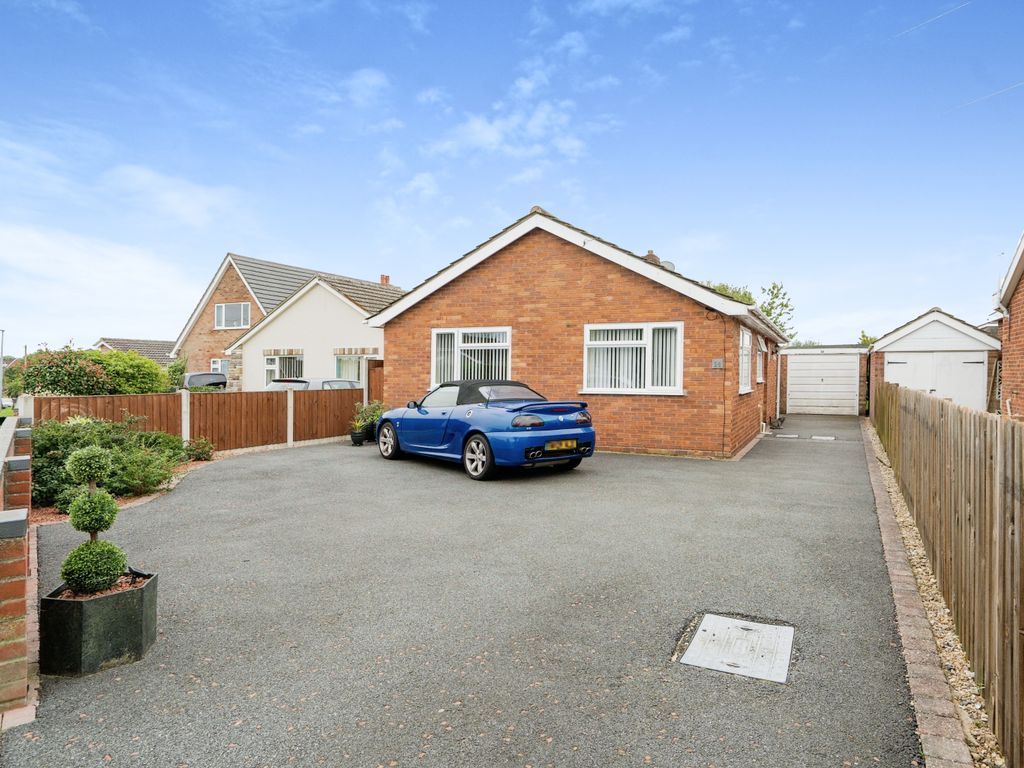 3 bed bungalow for sale in Christine Road, Spixworth, Norwich, Norfolk