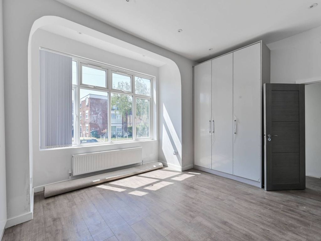 3 bed flat to rent in Chingford Avenue E4, Chingford, London, Zoopla