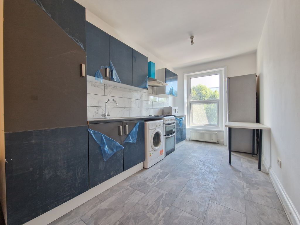 2 bed flat to rent in Mile End Road, Stepney Green, London E1, £2,300