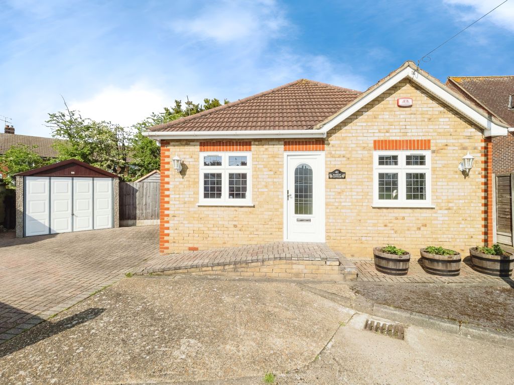 2 bed bungalow for sale in Hamlet Road, Romford RM5, £450,000 Zoopla