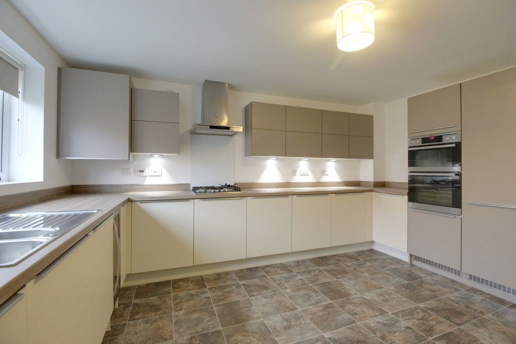 4 bed detached house to rent in Paddock Close, The Old Village