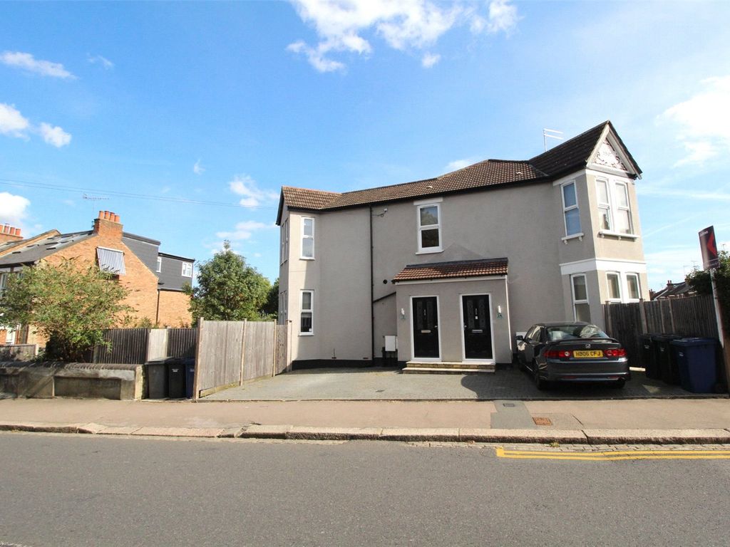 2 bed detached house to rent in Park Road, New EN4, £1,800 pcm