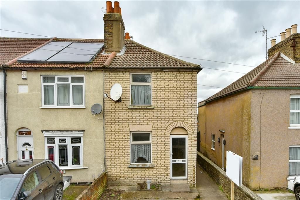 2 bed end terrace house for sale in Station Road, Rainham, Gillingham