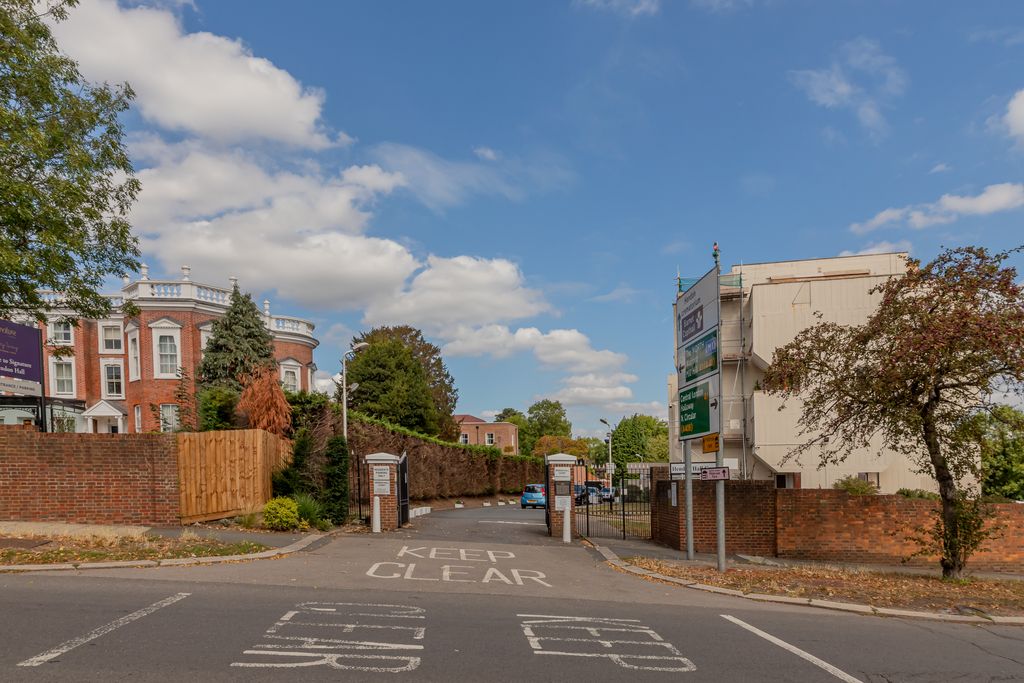 2 bed flat for sale in Hendon Hall Court, Parson Street, London NW4