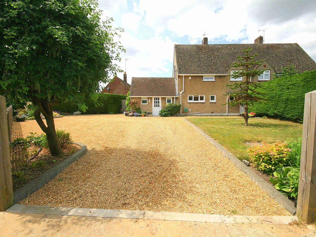 3 bed semidetached house for sale in Totternhoe Road, Eaton Bray, Beds
