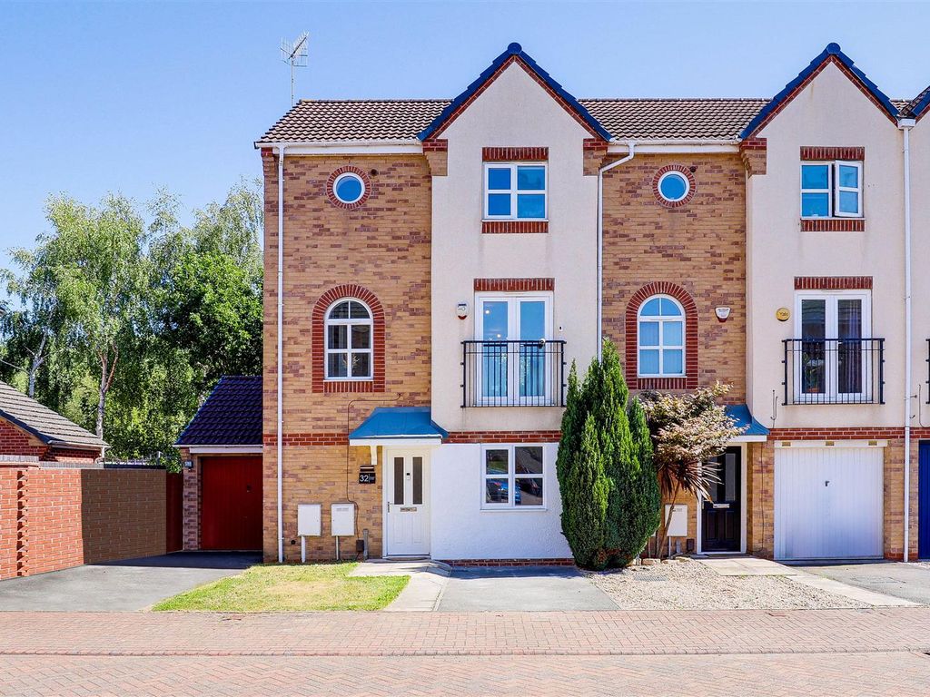 3 bed town house for sale in Pagett Close, Hucknall, Nottinghamshire