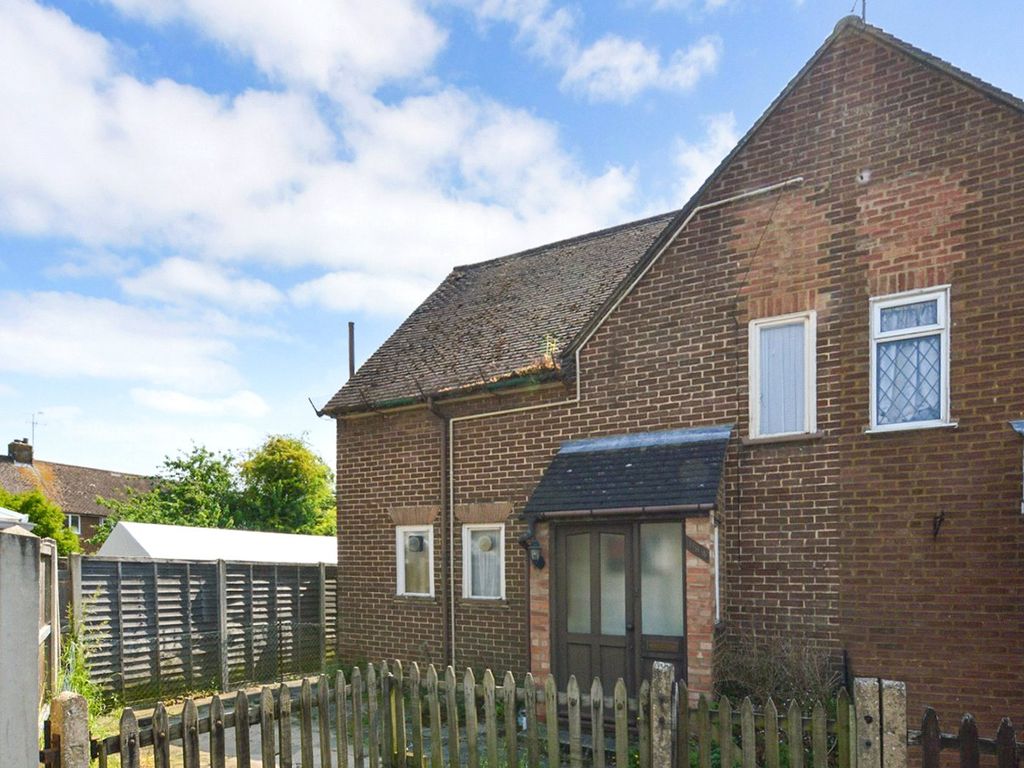 3 bed semidetached house for sale in Northfields, Dunstable