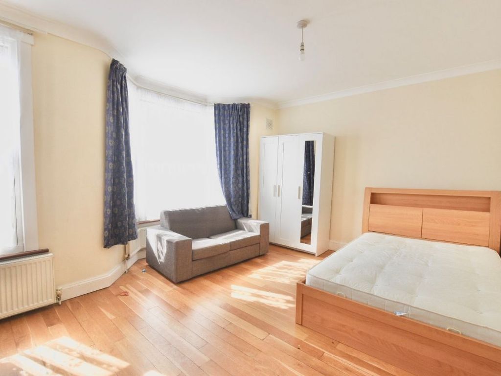 2 bed flat to rent in Skelton Road, Forest Gate E7, £1,600 pcm Zoopla