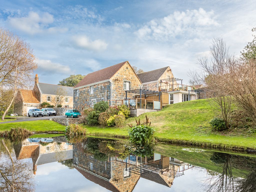 1 bed flat to rent in No 3 Les Residences, St. Andrew, Guernsey GY6, £