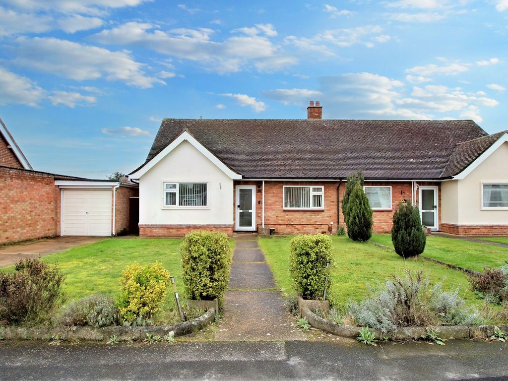 2 bed semidetached bungalow for sale in Rye Close, Ipswich IP3, £