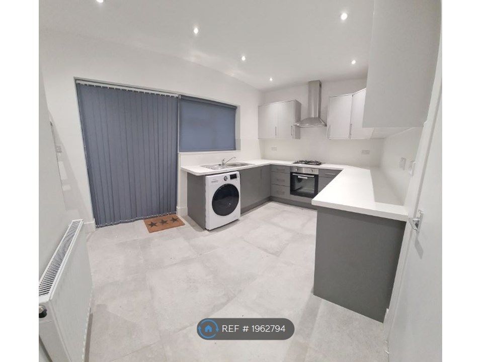 4 bed semidetached house to rent in Milverton Drive, Ickenham