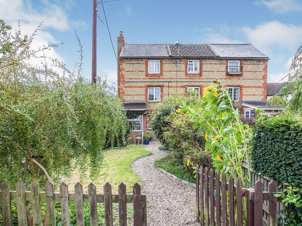 3 bed end terrace house for sale in West Street, Steeple Claydon