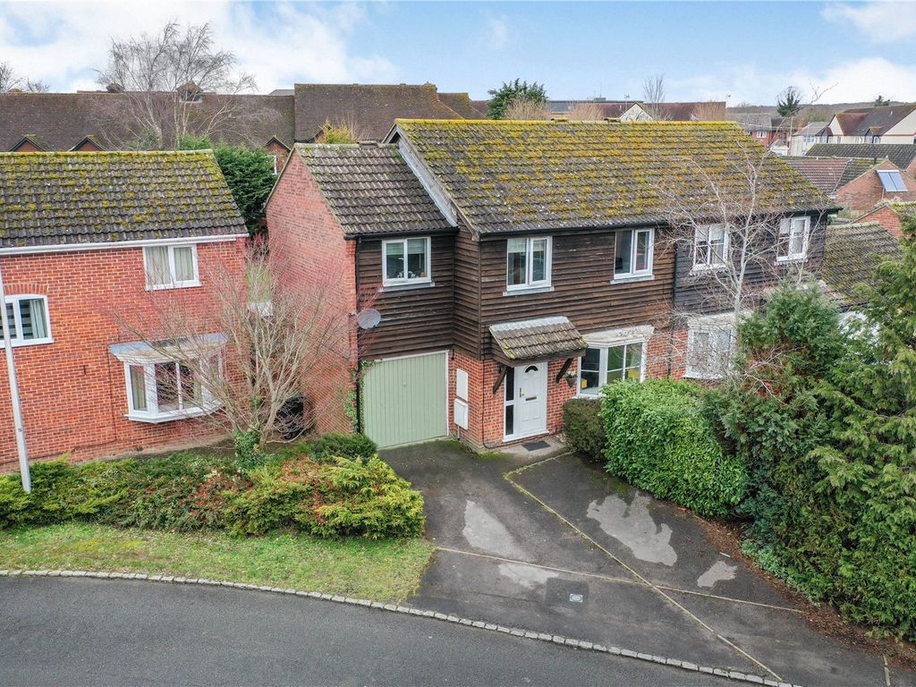4 bed semidetached house for sale in Druce Way, Thatcham, Berkshire