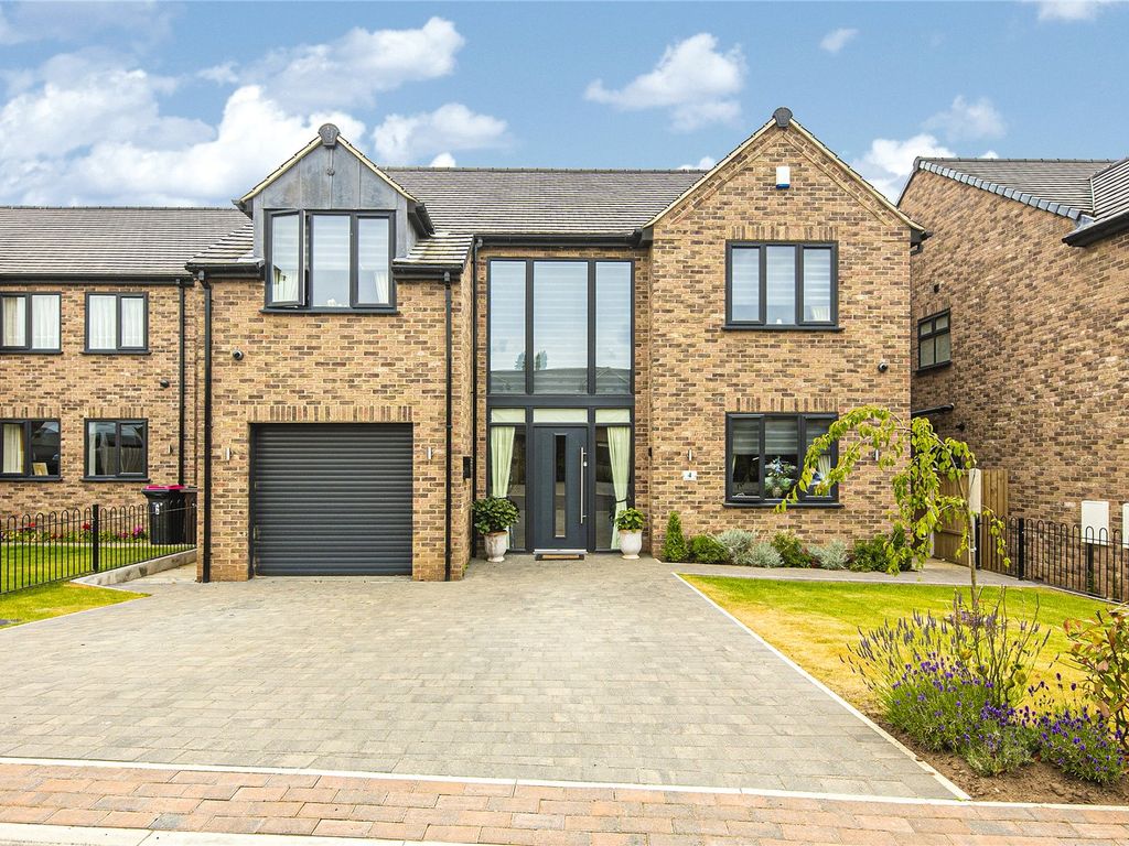 4 bed detached house for sale in Meadow Court, Dinnington, Sheffield