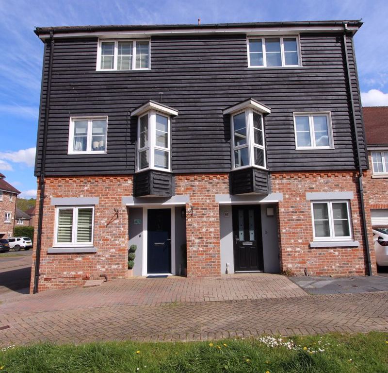 3 bed semidetached house for sale in Richards Field, Chineham