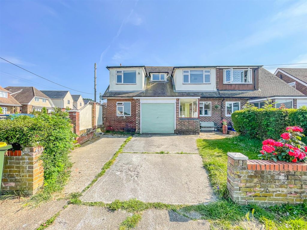 4 bed semidetached house for sale in Creek View Avenue, Hullbridge