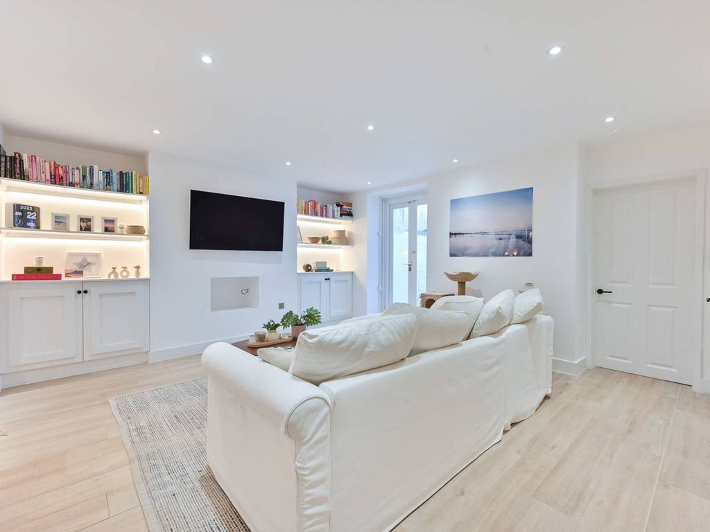2 bed flat for sale in Fulham Road, Parsons Green, London SW6, £650,000