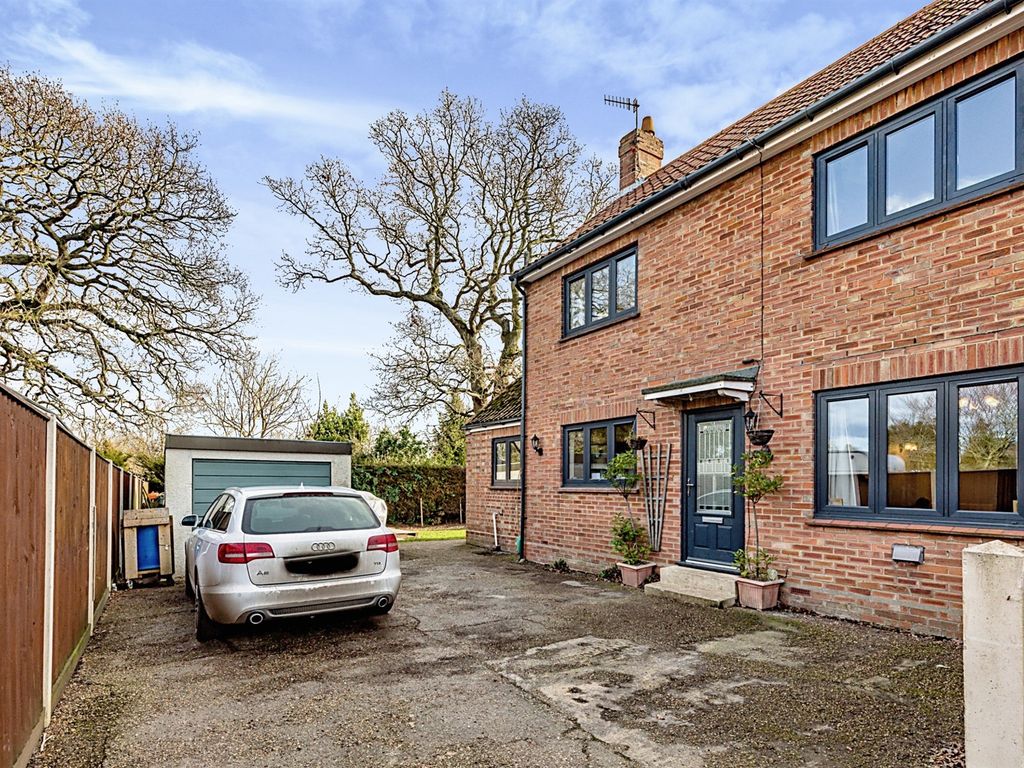 3 bed semidetached house for sale in Watermill Close, Lower Gresham
