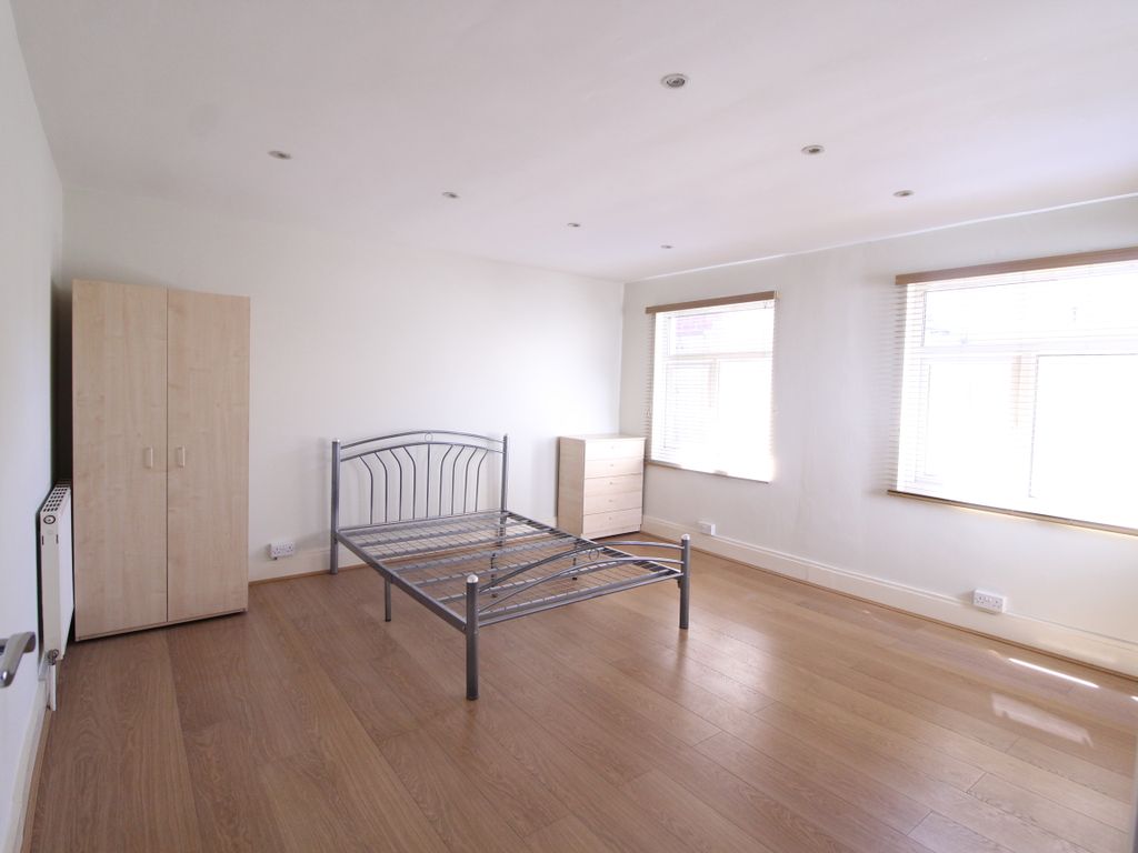 1 bed flat to rent in Lea Bridge Road, London E10, £1,400 pcm Zoopla