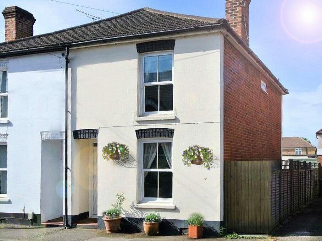2 bed semidetached house to rent in Albert Road, Addlestone, Surrey