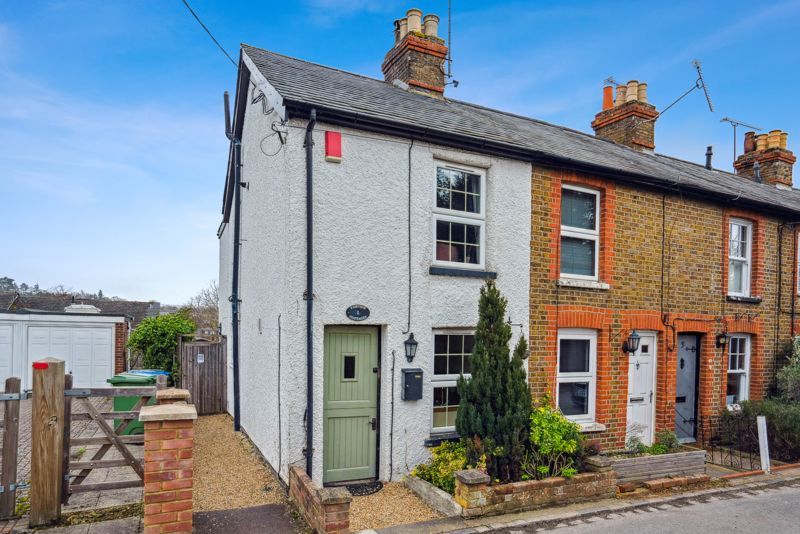 2 bed end terrace house for sale in High Road, Cookham, Maidenhead SL6