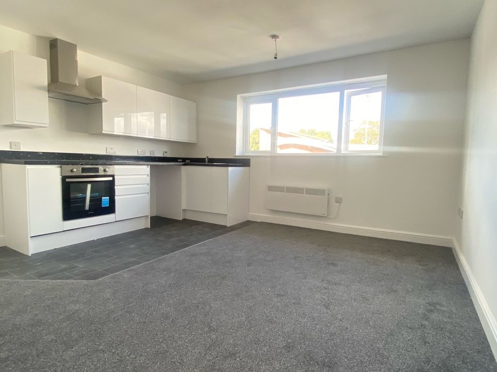 2 bed flat to rent in Willow Avenue, Wednesfield, Wolverhampton WV11, £