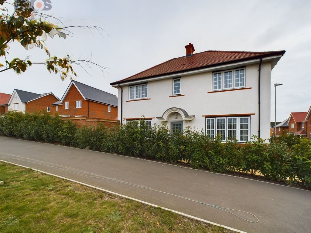 4 bed detached house for sale in Elm Walk, Rayleigh, Essex SS6, £