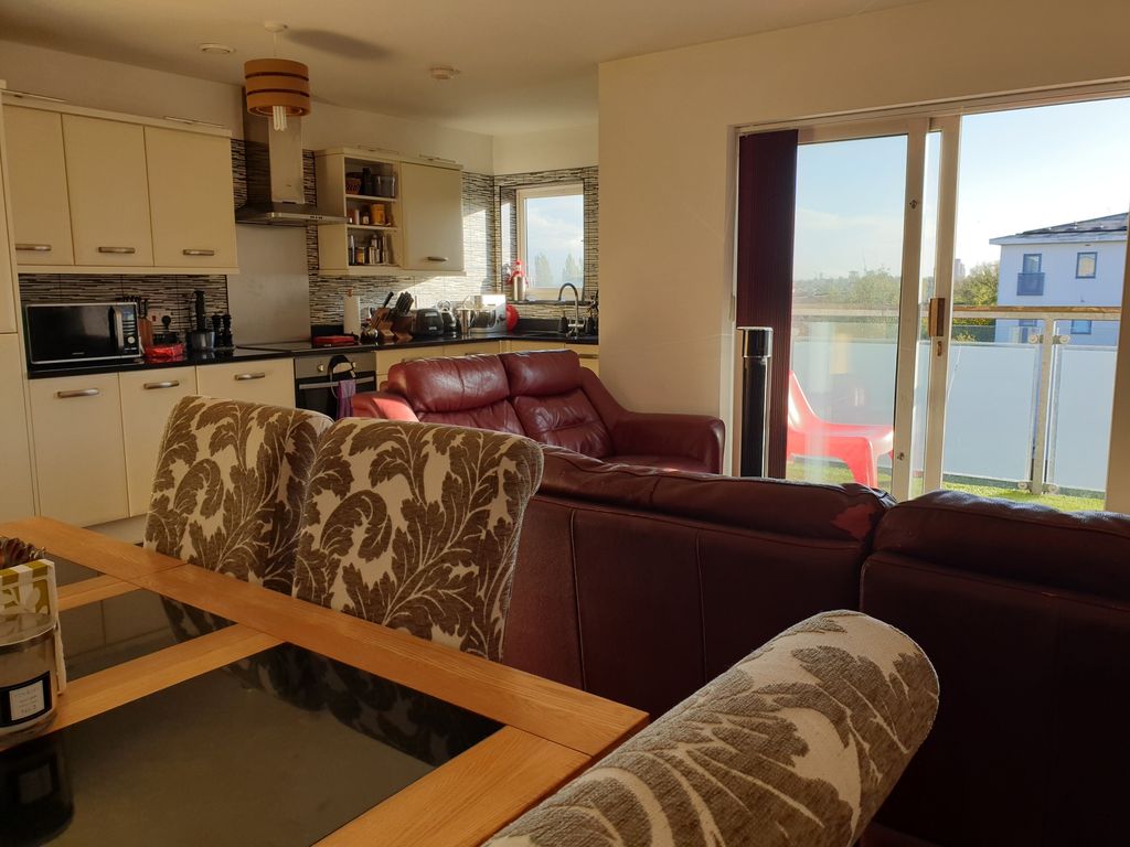 3 bed flat to rent in Grantham House, Taywood Road, Northolt UB5 Zoopla