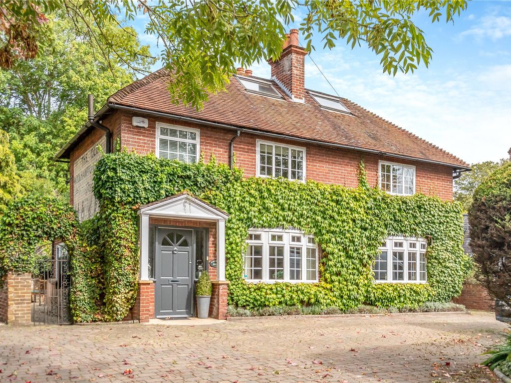 4 bed detached house for sale in Bath Road, Woolhampton, Reading