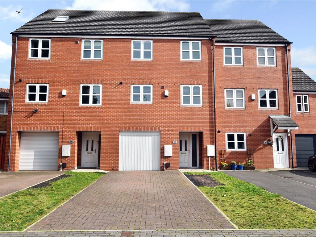 4 bed town house for sale in Moor Knoll Gardens, East Ardsley