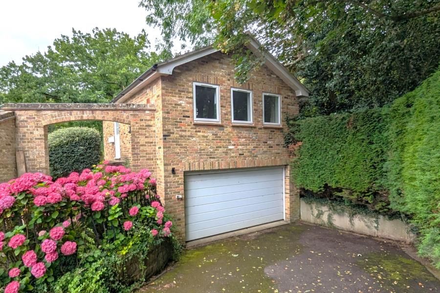 1 bed to rent in Chobham, Woking, Surrey GU24, £1,200 pcm