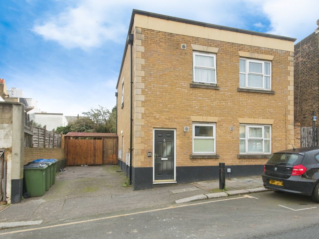 2 bed flat for sale in Bloomfield Road, London SE18, £350,000 Zoopla