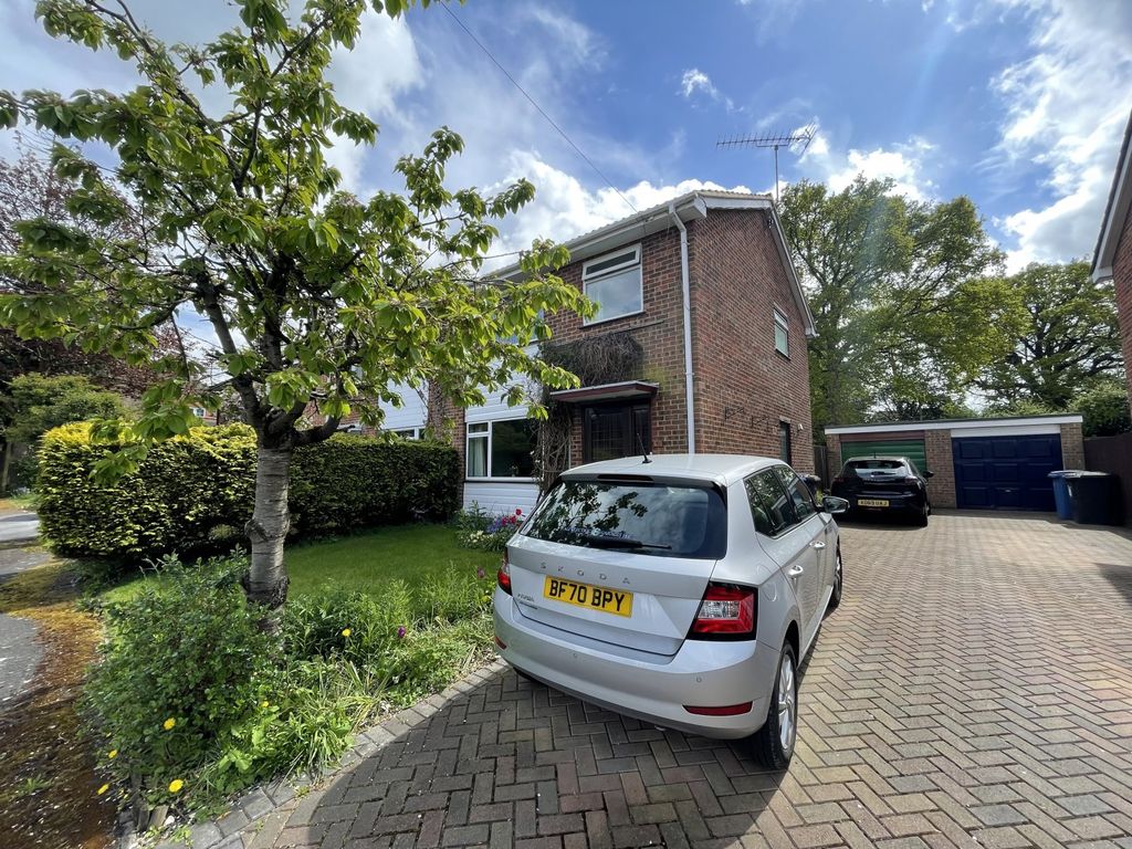 3 bed semidetached house for sale in Nutley Close, Yateley, Hampshire GU46 Zoopla