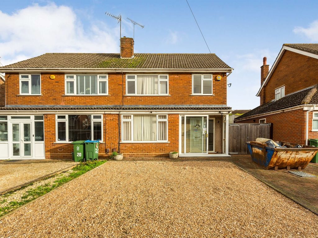 3 bed semidetached house for sale in Stirling Avenue, Aylesbury HP20