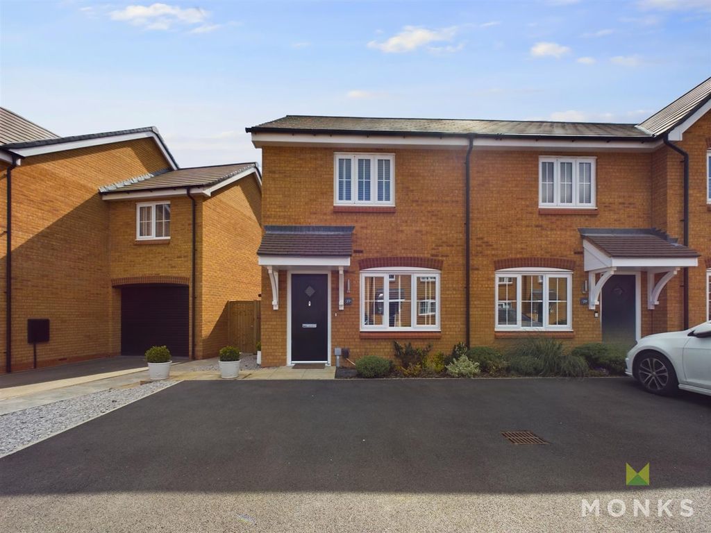 2 bed end terrace house for sale in Eardley Close, Copthorne Keep