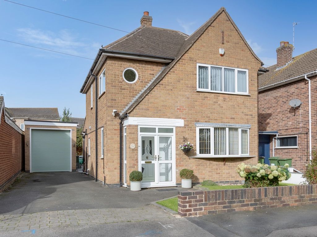 3 bed detached house for sale in Buckingham Road, Countesthorpe, Leicester LE8, £375,000 Zoopla