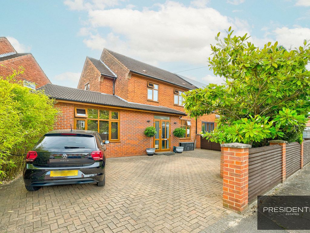 3 bed semidetached house for sale in Coppice Path, Chigwell IG7, £