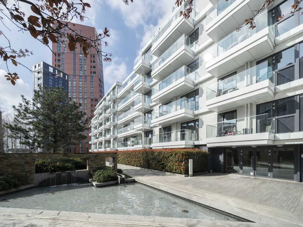 3 bed flat to rent in Wandsworth Road, London SW8, £7,497 pcm Zoopla