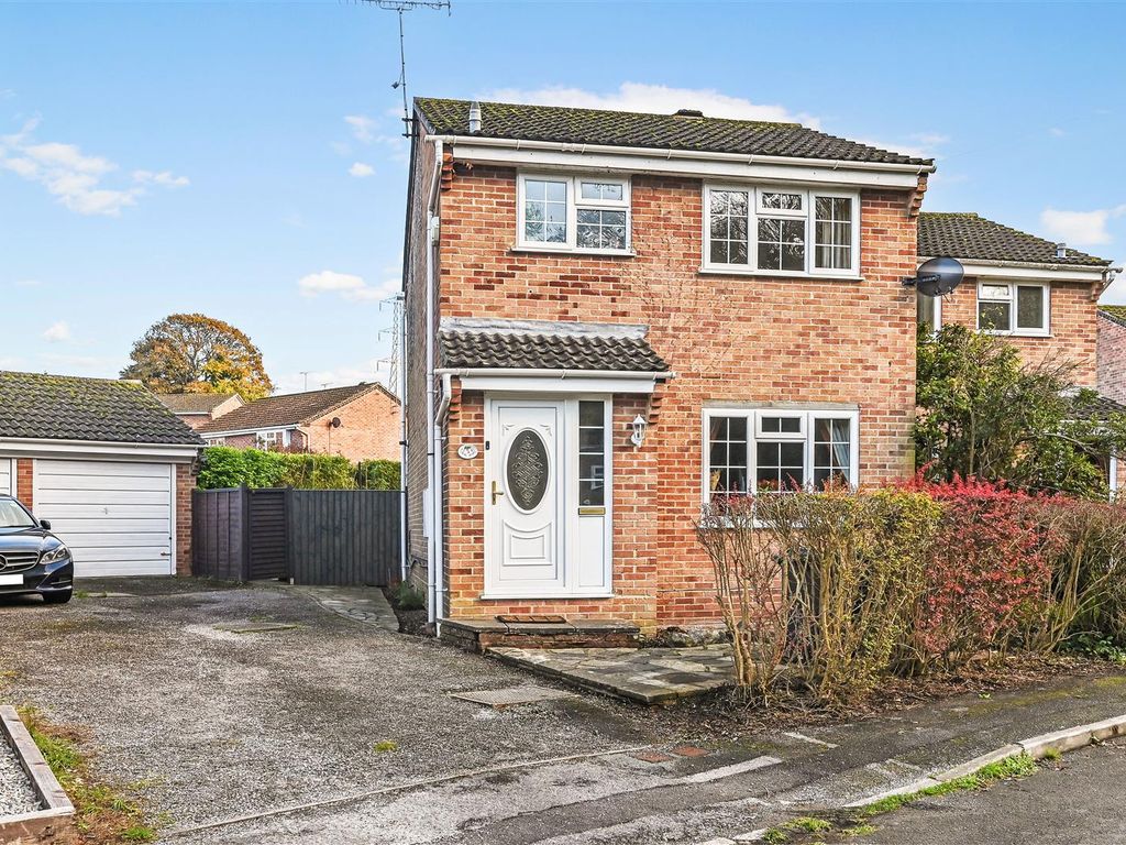 3 bed semidetached house for sale in Mundays Row, Clanfield