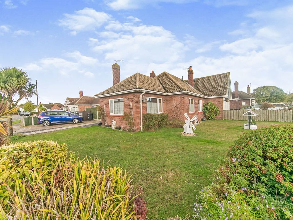 2 bed semidetached bungalow for sale in Wyndham Crescent, East Clacton