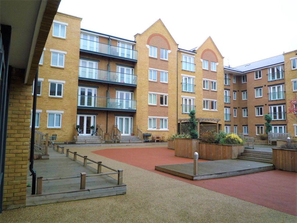 2 bed flat to rent in Phoenix Court, Northfleet, Gravesend, Kent DA11