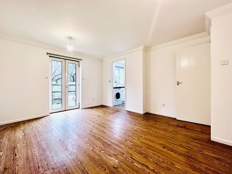 2 bed flat to rent in Osprey Road, Waltham Abbey EN9, £1,600 pcm Zoopla